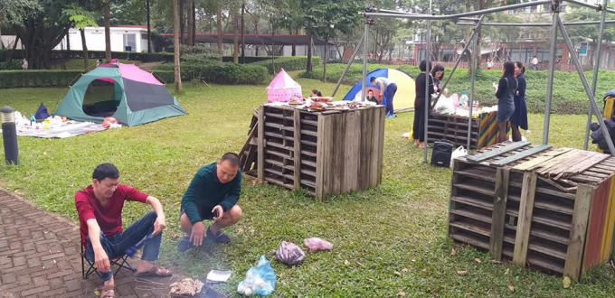 ...hoặc sử dụng dịch vụ tại đây; Như: dịch vụ cho thuê bếp nướng, lều trại với giá từ 300-700 nghìn đồng, tùy kích thước.