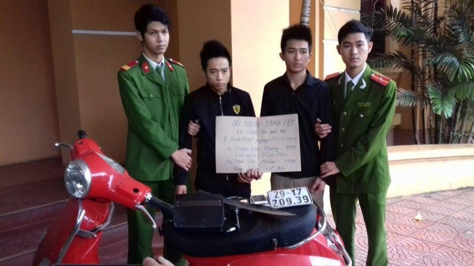 Hai đối tượng gây án cùng tang vật bị thu giữ.