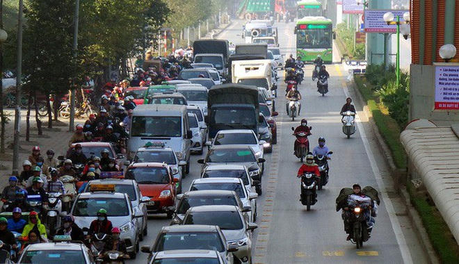 Các làn đường dành riêng cho xe buýt nhanh (BRT) đều có đặt biển R.412a, phía dưới có vạch sơn kẻ đường. Vì thế, các phương tiện khác không được phép đi vào làn đường này (Ảnh: Tiến Nguyên).