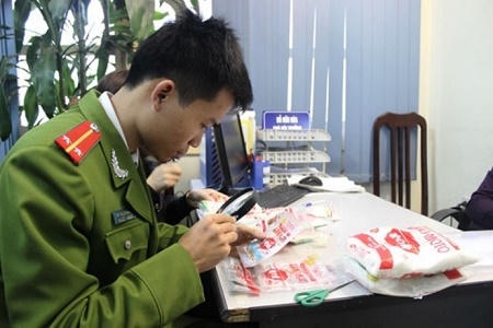 Tổ công tác tiến hành kiểm tra xác minh bột ngọt được đóng gói bằng bao bì giả.(ảnh Đông Bắc)