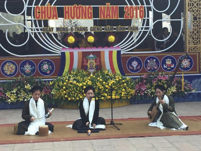 Các hoạt động văn hóa, văn nghệ diễn ra trước giờ khai hội.