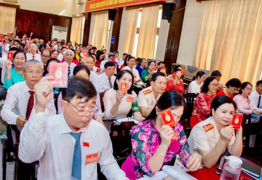 Đại biểu giơ thẻ Đảng biểu quyết tại Đại hội
