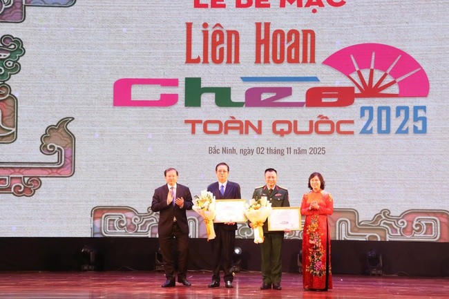 Thứ trưởng Bộ Văn hóa, Thể thao và Du lịch Tạ Quang Đông và Phó Chủ tịch Thường trực HĐND tỉnh Bắc Ninh Trần Thị Hằng trao Huy chương Vàng cho hai vở diễn: "Nguyễn Văn Cừ – Tuổi trẻ chí lớn" của Nhà hát Chèo Quân đội và "Thiên mệnh" của Nhà hát Chèo Bắc Ninh. (Ảnh: Bộ VHTT&DL)