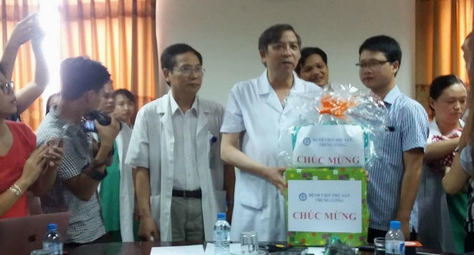 PGS.TS Nguyễn Bá Quyết - Giám đốc BV Phụ sản TW tặng quà và chúc mừng gia đình bé Gấu.