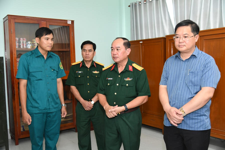 Đại tá Nguyễn Văn ngành - Chỉ huy trưởng Bộ CHQS tỉnh An Giang trực tiếp kiểm tra doanh trại Ban CHQS phường Long Xuyên