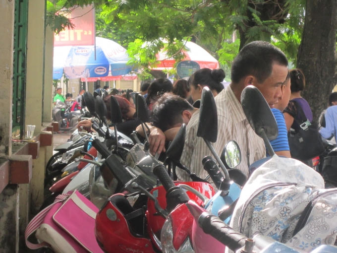 Anh Nguyễn Văn Nam - một phụ huynh cho biết: "Chờ con đi thi mình cũng chỉ biết chờ thôi, lo lắng quá cũng không làm gì được. Chỉ mong con có thể hoàn thành bài thi tốt".
