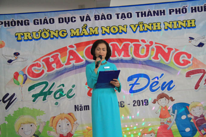 Cô Phan Thị Bạch Huệ - Hiệu trưởng trường Mầm non Vĩnh Ninh vui mừng được sự quan tâm các ban ngành, các cấp...