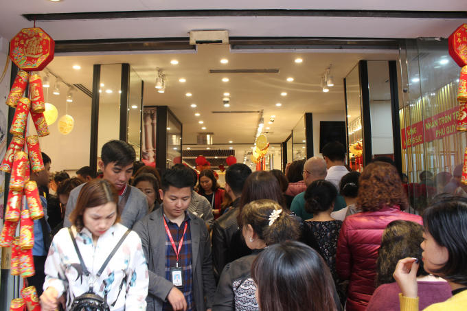 Tới trưa ngày thần tài (14/2), dòng người chen nhau đi mua vàng vẫn chưa có dấu hiệu vơi bớt.