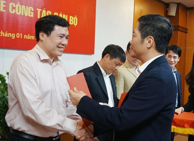 Bộ trưởng trao Quyết định cho tân Cục trưởng Cục Cạnh tranh và Bảo vệ người tiêu dùng Nguyễn Sinh Nhật Tân.
