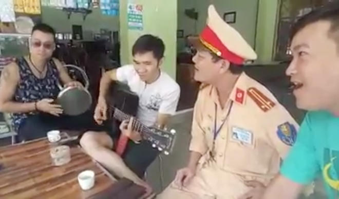 Trung tá Tuấn vui vẻ song ca cùng nhóm người vi phạm.