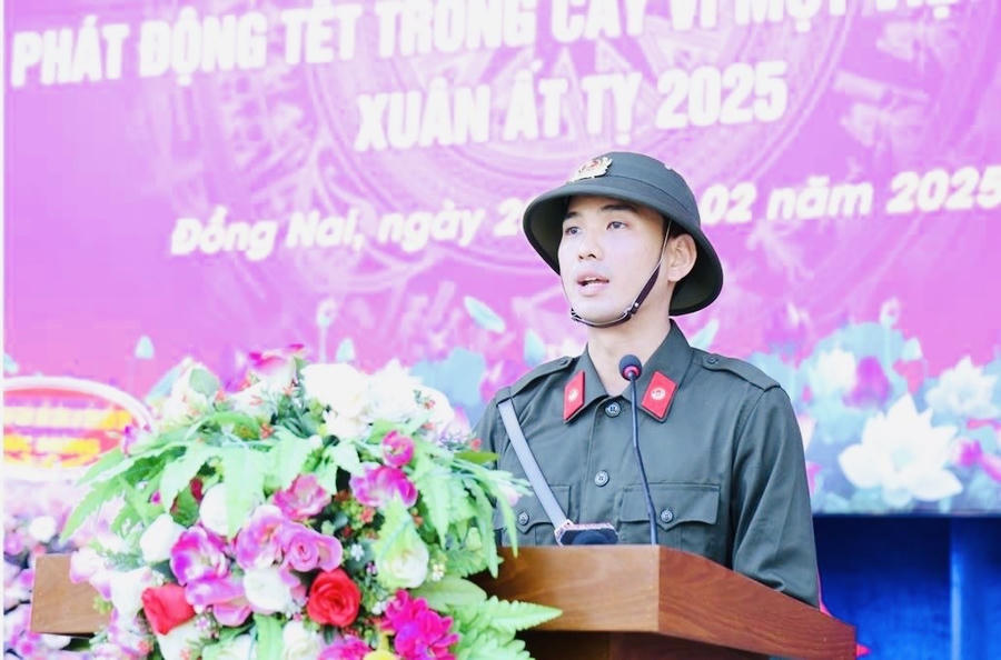 Chiến sỹ mới phát biểu thể hiện quyết tâm hoàn thành xuất sắc khóa huấn luyện.