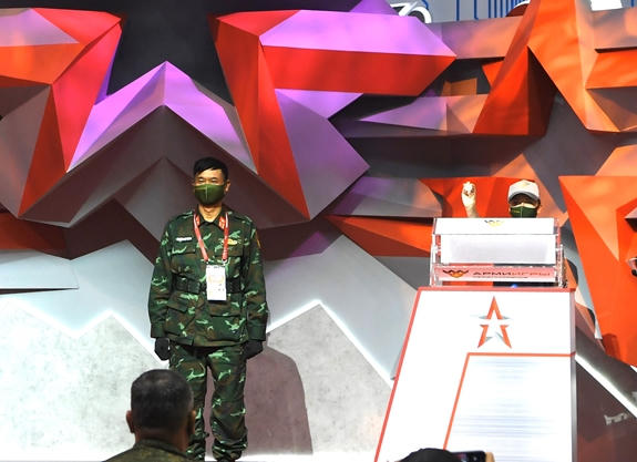 Thay mặt Đội tuyển Xe tăng QĐND Việt Nam, Đại tá Nguyễn Ngọc Thăng, Đội trưởng, bốc thăm được màu xe tăng đội tuyển sử dụng tại vòng chung kết là màu vàng. Ảnh: TRỌNG HẢI.