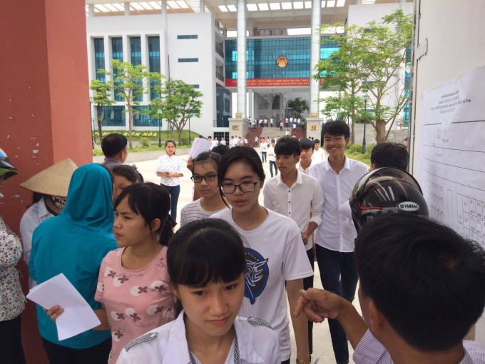 Không nén được sự nóng lòng, nhiều bậc phụ huynh ào tới sát cổng trường ngóng đợi và đón con em.