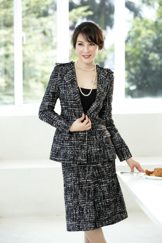 Thanh Mai kết hợp áo và chân váy vải tweet tông đen. Đây là chất liệu vải có bề mặt dày dặn, chống ẩm ướt và giữ ấm tốt, thường được các nhà mốt lăng xê vào dịp cuối năm. Trang phục có tính ứng dụng cao, thích hợp cho người đẹp diện đi sự kiện hoặc xuống phố cùng bạn bè.