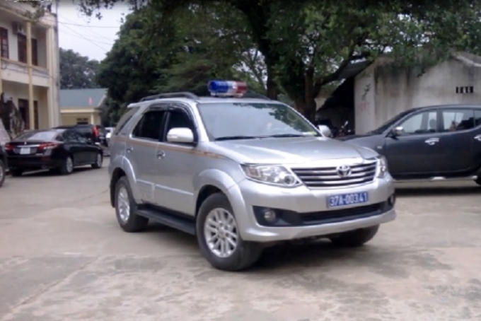 Chiếc xe được Chủ tịch UBND một huyện trên địa bàn tỉnh Nghệ An sử dụng lắp đèn ưu tiên (ảnh cắt từ video).