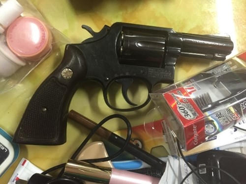 Khẩu súng ngắn trong hành lý của cặp vợ chồng người Thái Lan (Ảnh: Báo An ninh Thủ đô)