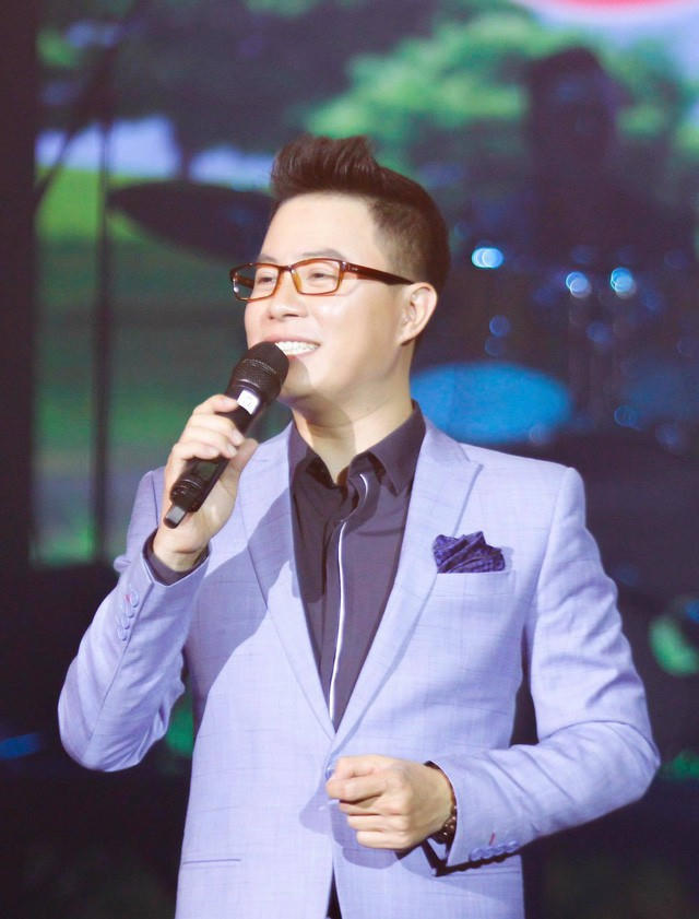 MC Trịnh Lê Anh cho rằng, bây giờ con người quá phụ thuộc vào công nghệ nên tạo ra một dạng vô cảm mới… Sự vô cảm mới này rất nguy hiểm và nó đang như một con virus ăn sâu vào cuộc sống.