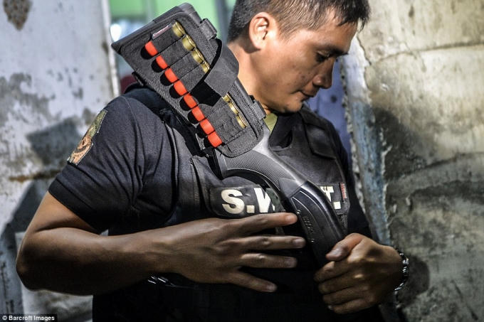 Ông Duterte cũng khẳng định rằng sẽ đưa tất cả những quan chức chính phủ, các thị trưởng, cảnh sát ra có liên quan đến ma túy ra ngoài ánh sáng pháp luật. “Tôi chắc chắn rằng tội phạm ma túy sẽ bị giết. Nhìn vào những gì họ đã hủy hoại Philippines, liệu có đáng tha thứ hay không?”. (Ảnh: Daily Mail)