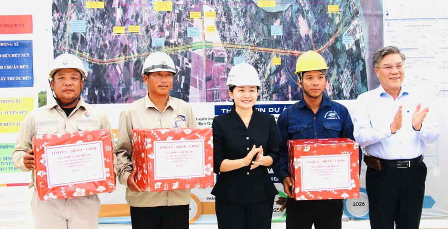 Lãnh đạo tỉnh thăm hỏi, động viên và tặng quà các kỹ sư, công nhân trên công trường.