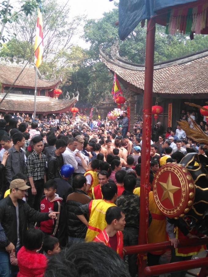 Trên một mặt của quả pháo có hình tượng hoa văn Trống Đồng