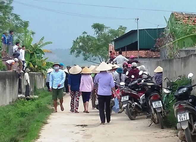 Người dân hàng xóm theo dõi vụ việc.