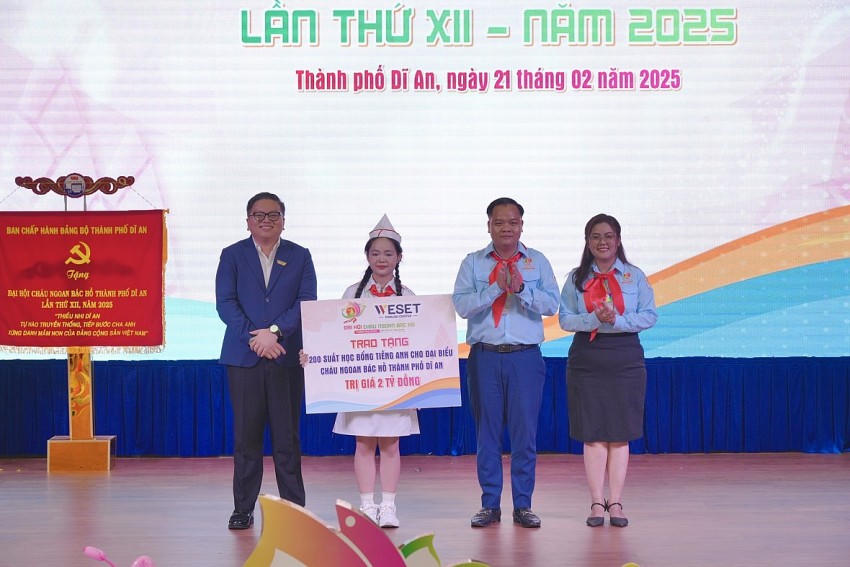 Tại Đại hội đã trao tặng công trình măng non tặng 200 suất học bổng tiếng anh cho đại biểu trị giá 2 tỷ đồng.