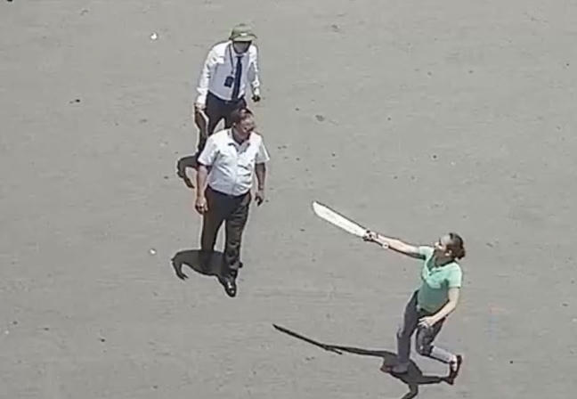 Hình ảnh người phụ nữ cầm mã tấu sáng loáng trùy tìm nhân viên bến xe Vinh khiến không ít người "lạnh gáy".