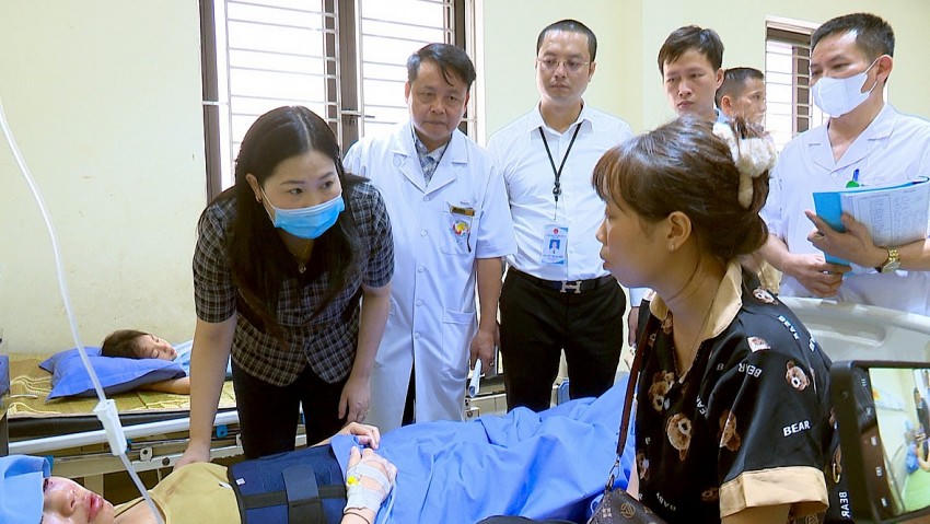 Bà Vũ Thị Hiền Hạnh - Phó Chủ tịch UBND tỉnh tận tình thăm hỏi sức khỏe một cháu nhỏ đang điều trị tại Khoa Ngoại tổng hợp - Trung tâm Y tế khu vực Văn Yên (Ảnh Báo Lào Cai).