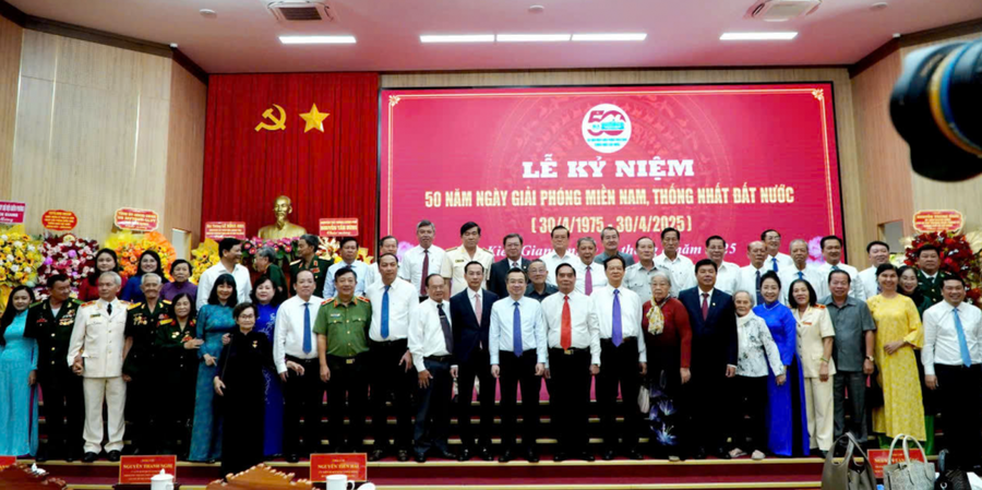Đại biểu tham dự Lễ kỷ niệm 50 năm Ngày giải phóng miền Nam, thống nhất đất nước chụp hình lưu niệm