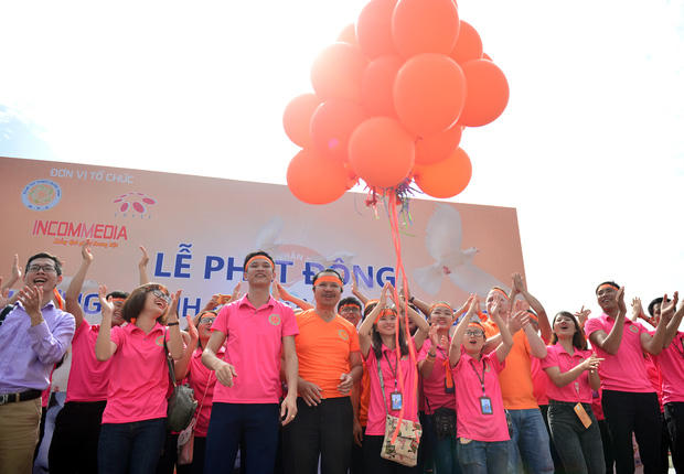 Ngay sau khi quyên góp, ủng hộ hoạt động đi bộ chính thức được phát động.