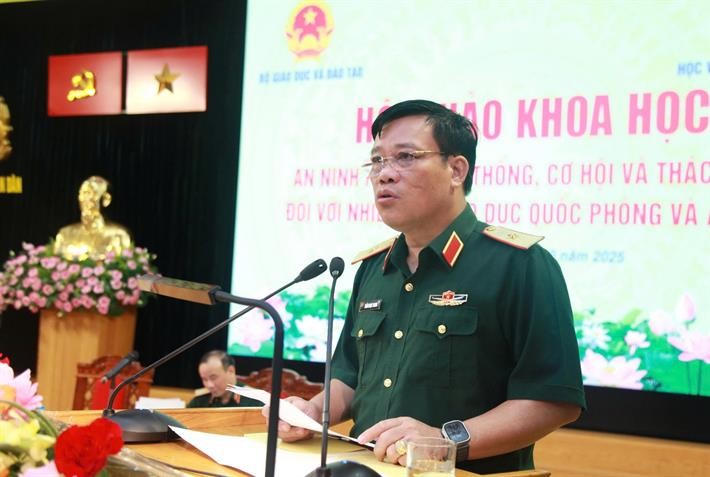 Thiếu tướng Trần Ngọc Thanh cho rằng, mỗi thầy cô, mỗi học sinh, sinh viên hãy là chiến sĩ tiên phong trong sự nghiệp xây dựng và bảo vệ Tổ quốc Việt Nam xã hội chủ nghĩa. (Ảnh: MOET)