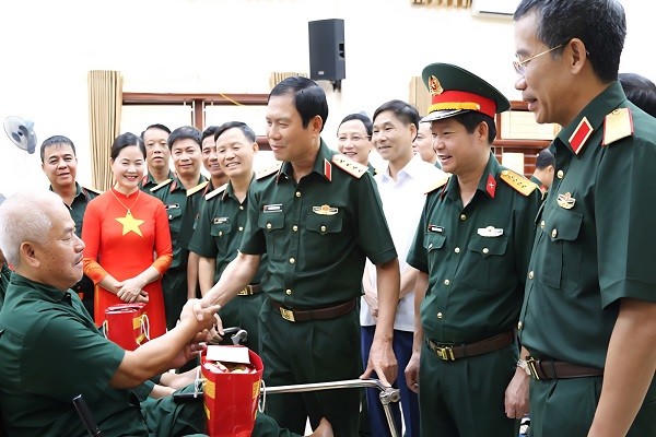 Đại tướng Nguyễn Tân Cương, Thứ trưởng Bộ Quốc phòng thăm hỏi, động viên các thương, bệnh binh tại Trung tâm.