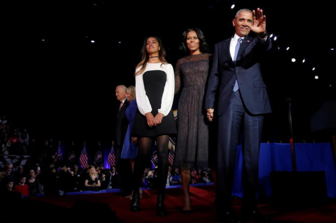Ông Obama cùng vợ và con gái cảm ơn các khán giả đã có mặt lắng nghe bài phát biểu. (Ảnh: Reuters)