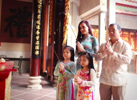 Không nên đứng thẳng trực diện bàn thờ mà nên đứng chéo sang một bên khi cúng vái. Ảnh: internet.