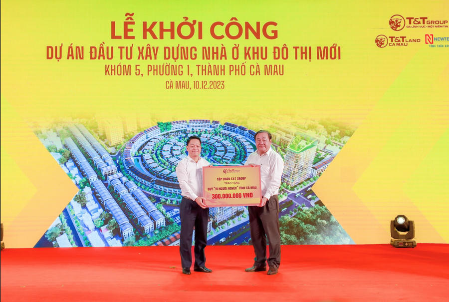 Ông Nguyễn Ngọc Nghị, Thành viên HĐQT, Phó Tổng Giám đốc Tập đoàn T&T Group (bên trái) trao biển ủng hộ Quỹ Vì người nghèo tỉnh Cà Mau 300 triệu đồng cho ông Trần Văn Hiện, Chủ tịch Uỷ ban MTTQ Việt Nam tỉnh Cà Mau (bên phải).
