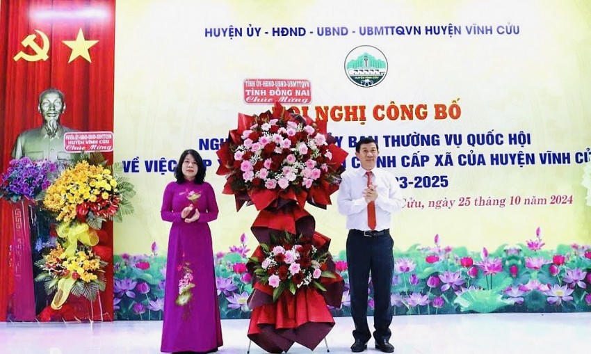 Lãnh đạo tỉnh Đồng Nai tặng hoa của Tỉnh ủy, HĐND, UBND, Ủy ban MTTQ Việt Nam tỉnh cho Vĩnh Cửu tại hội nghị.