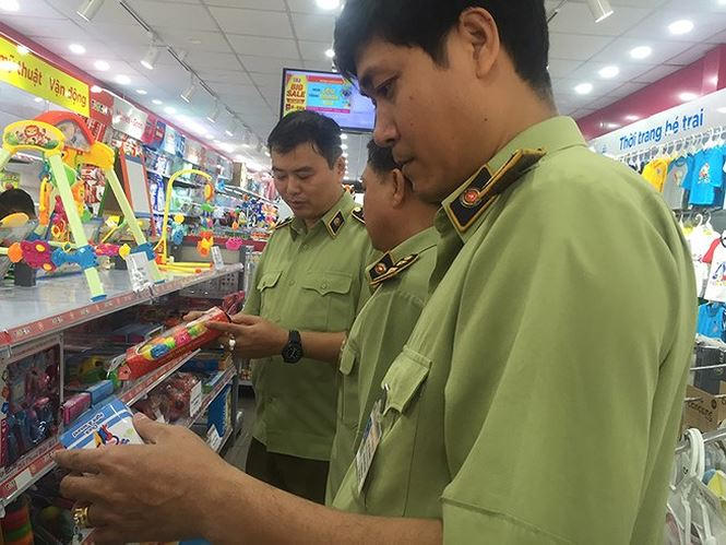 Lực lượng QLTT kiểm tra xuất xứ hàng hóa tại một doanh nghiệp kinh doanh sản phẩm dành cho trẻ em.