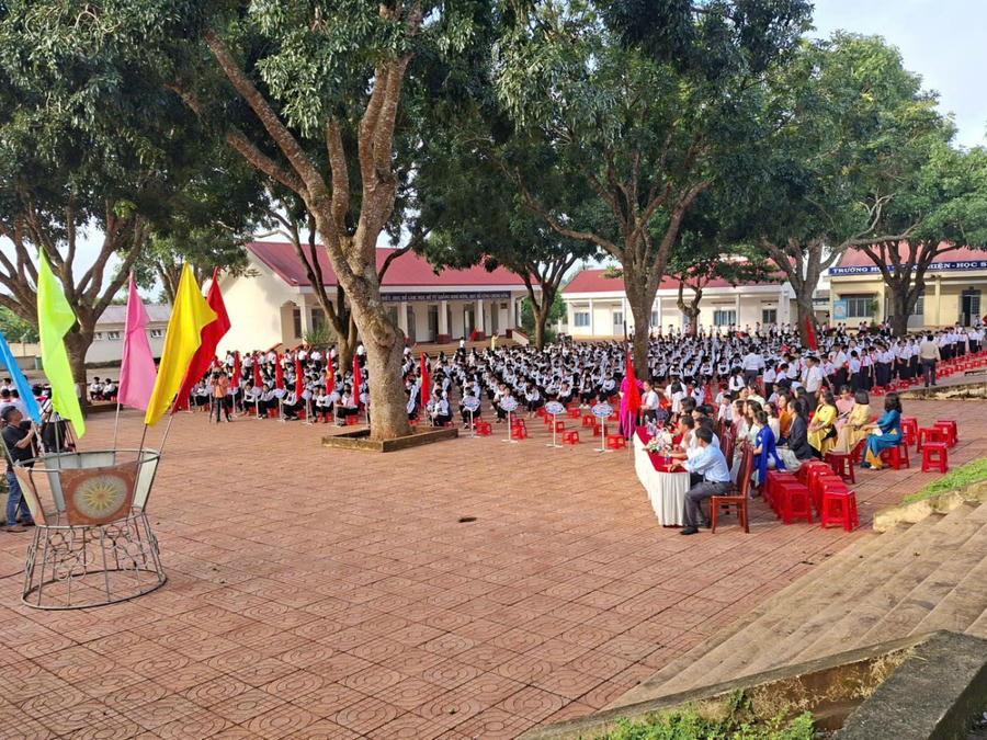 Học sinh trường Nguyễn Du, Phường Buôn Hồ hân hoan bước vào năm học mới. Ảnh: Ngọc Anh