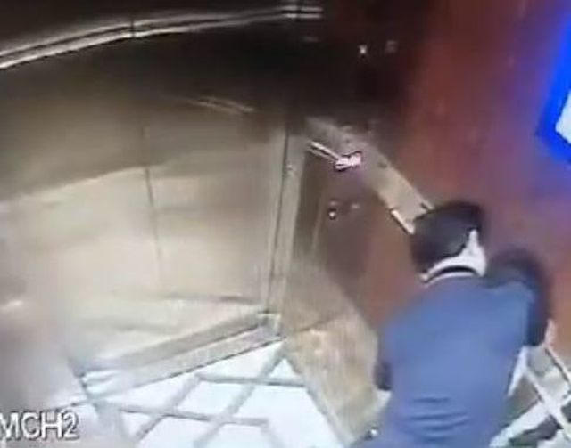 Vụ người đàn ông sàm sỡ bé gái trong thang máy tại TPHCM đang gây phẫn nộ trong dư luận những ngày gần đây.