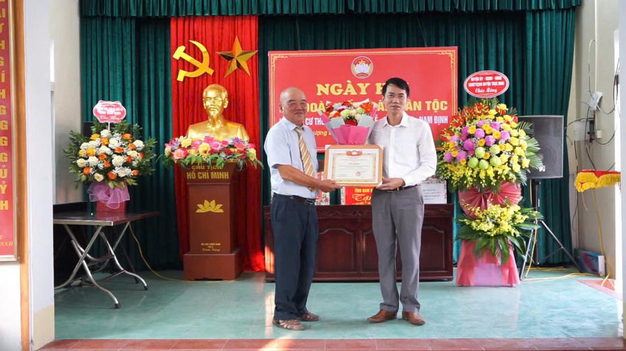 Đại diện MTTQ huyện Trực Ninh trao Giấy khen.