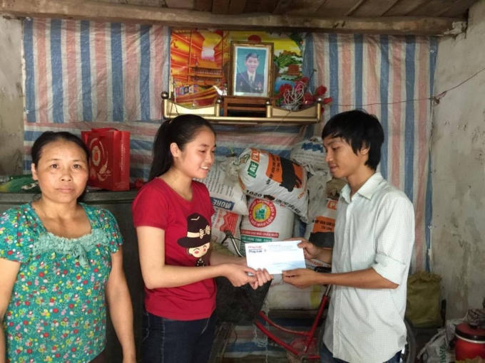 Phóng viên Pháp luật Plus tại Nghệ An trao số tiền 2 triệu đồng từ Qũy Nhịp cầu Plus hỗ trợ cô nữ sinh nghèo xứ Nghệ vững ước mơ đến giảng đường đại học.