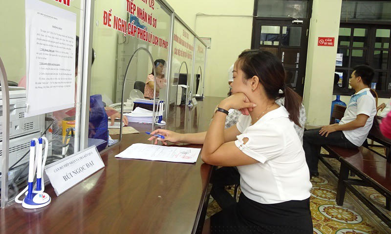 Công dân làm thủ tục xin cấp Phiếu lý lịch tư pháp.