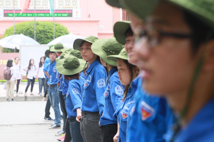 Lực lượng sinh viên tình nguyện tiếp sức mùa thi luôn sẵn sàng hỗ trợ thí sinh và người nhà thí sinh trong suốt quá trình diễn ra kỳ thi THPT Quốc gia.
