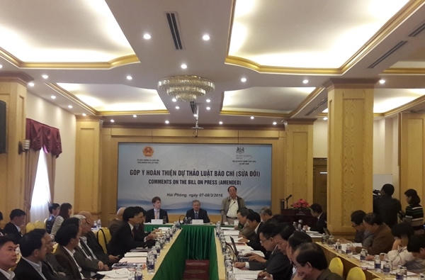 Các đại biểu đóng góp ý kiến tại hội thảo.