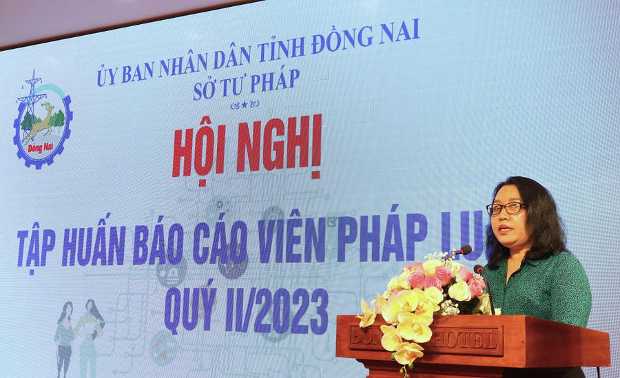 Phó Giám đốc sở Tư pháp Đồng Nai phát biểu tại hội nghị.