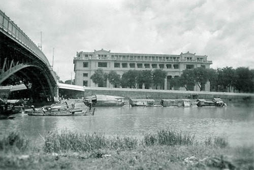 Bắc qua kênh Tàu Hủ - Bến Nghé, cầu Mống nối liền quận 1 và quận 4 và là một trong những cây cầu cổ xưa nhất Sài Gòn. Cầu do hãng vận tải Hải Dương Messageries Maritimes (Pháp) xây dựng vào năm 1893 -1894. Theo nguyên bản, cầu Mống có màu đen, dùng cho cả người đi bộ và xe cơ giới. Trong quá trình thi công đại lộ Đông - Tây và đường hầm sông Sài Gòn, cầu được tháo dỡ hoàn toàn. Sau đó, cầu được lắp ghép lại theo nguyên bản nhưng các đường dẫn lên cầu bị phá bỏ và thay thế bằng bậc tam cấp dành cho người đi bộ tham quan.