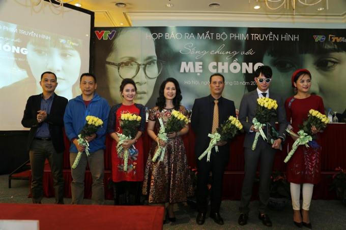 Ê kíp làm phim Sống chung với mẹ chồng.