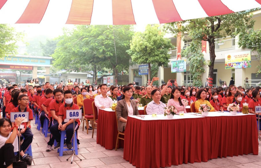 Các đại biểu khách mời tham gia chương trình.