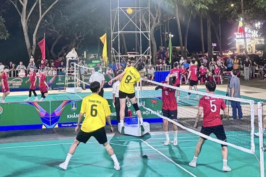 Các trận thi đấu nội dung nam nữ hỗn hợp diễn ra gay gấn từ ngày đầu tiên tổ chức giải.