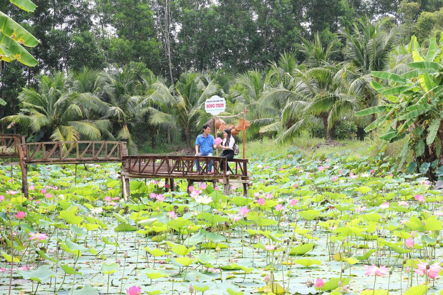 Du khách trải nghiệm trong Khu du lịch sinh thái Sông Trẹm, xã Khánh Thuận, huyện U Minh (tỉnh Cà Mau).
